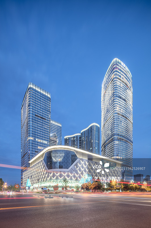 成都银泰中心in99 夜景摩天大楼群图片素材