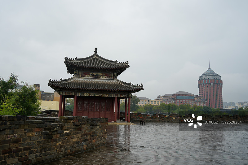 济南章丘明水古城上的八角亭子图片素材