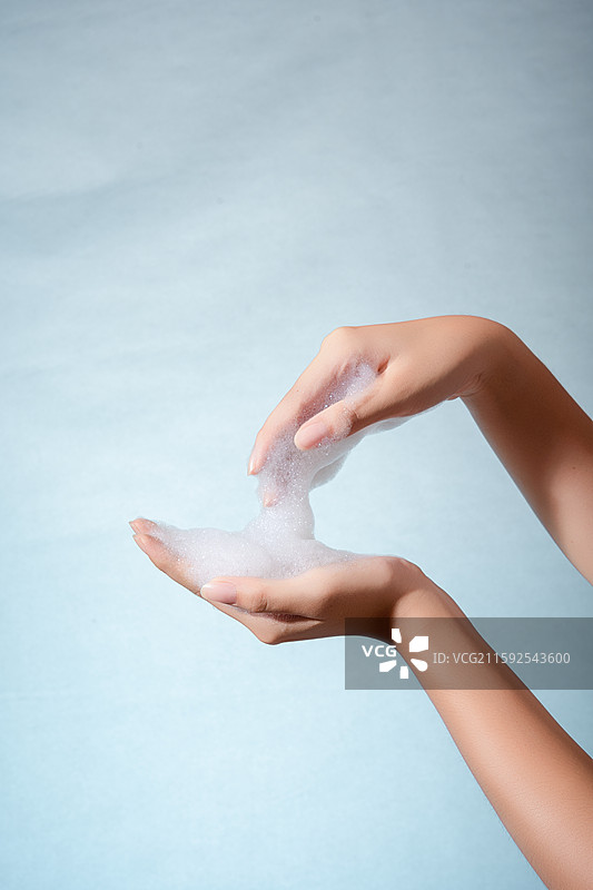 双手捧起丰富泡沫图片素材