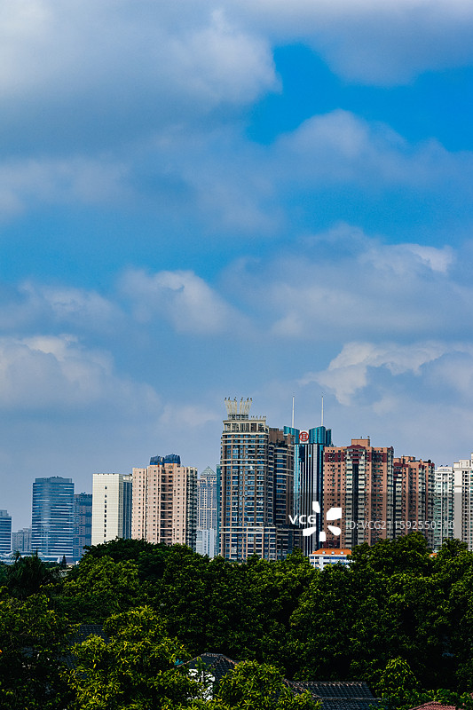 台风“米娜”远去，今朝城市天空……图片素材