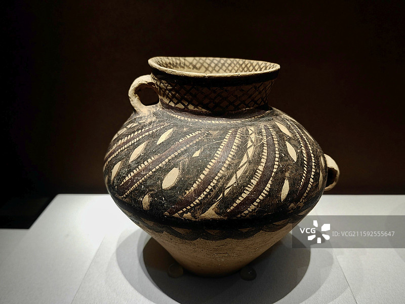 叶纹高低耳彩陶罐 半山类型 甘肃省博物馆藏 1973年广河县地巴坪出土 北京艺术博物馆展览图片素材