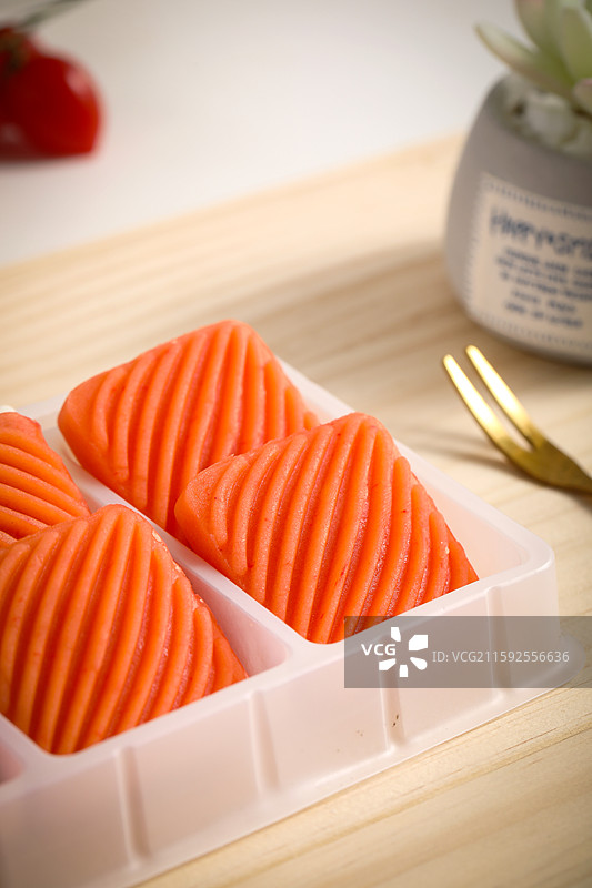 草莓流心绿豆糕图片素材