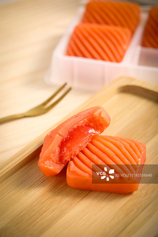 草莓流心绿豆糕图片素材