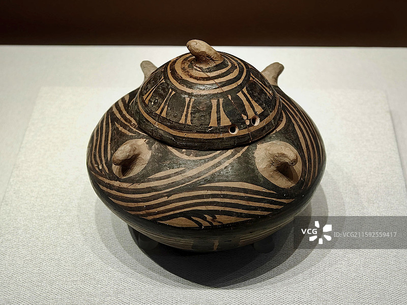 弧线纹四鋬带盖彩陶罐 马家窑类型 甘肃省博物馆藏 1966年兰州王保保城出土 北京艺术博物馆展览图片素材