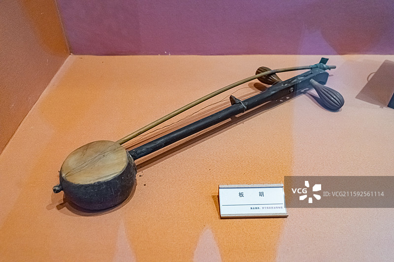 中国旅游景区拍摄主题，山东省济宁市任城区济宁市博物馆老馆，古老的板胡传统乐器，室内无人图像摄影图片素材