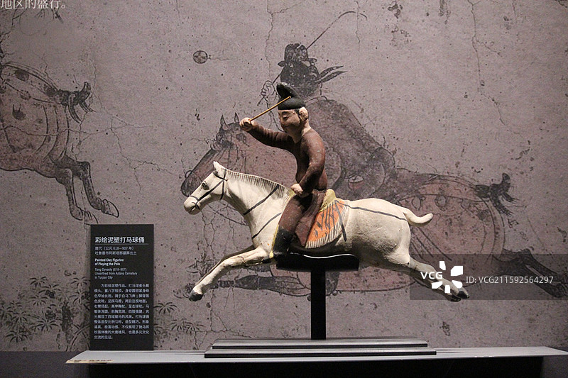 唐代彩绘泥塑打马球男俑图片素材