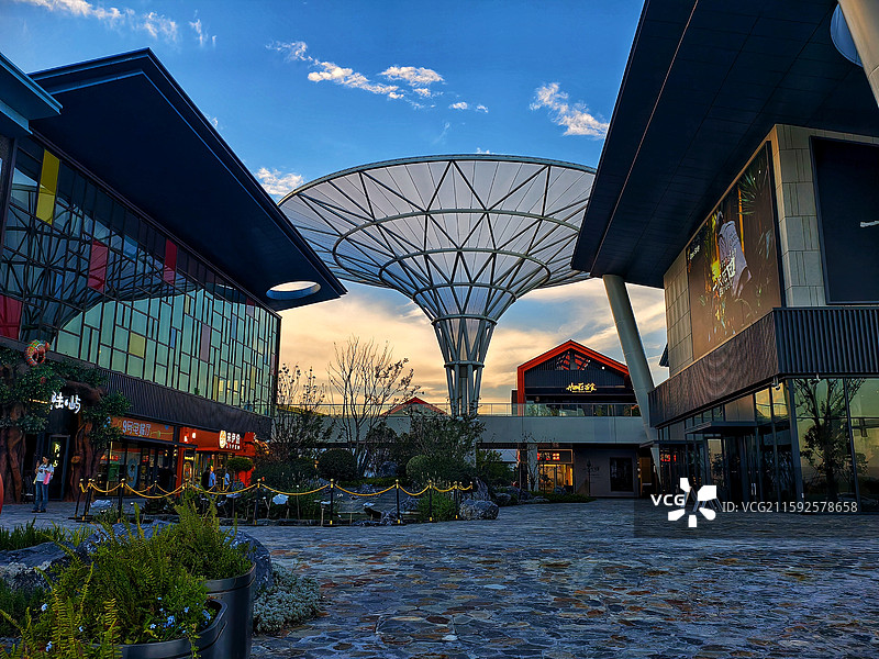 缤纷里的傍晚静悄悄～这里是上海乐高乐园外围街区。图片素材