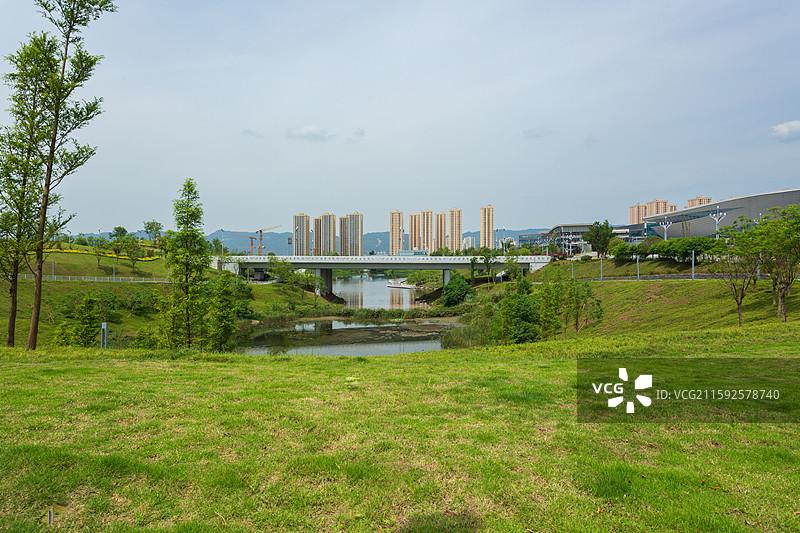 高新区凤鸣湖公园草地与城市风光图片素材