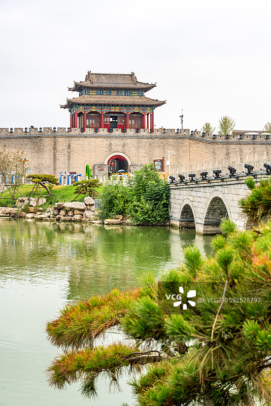 河北邯郸广府古城永年城城墙城楼建筑倒影图片素材