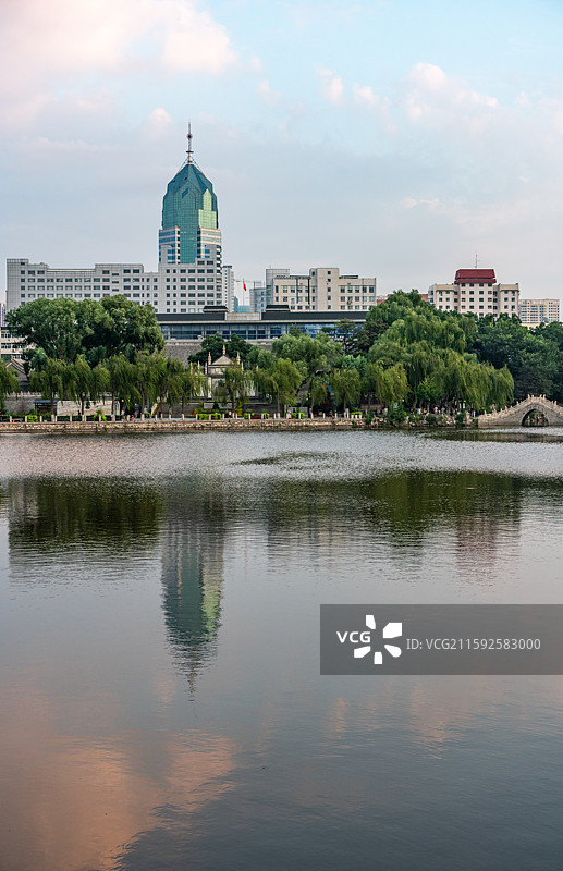 山西太原文瀛公园自然风光与城市建筑倒影景观图片素材