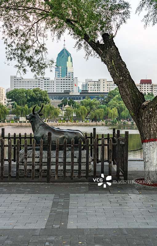 山西太原文瀛公园犀牛塑像与城市建筑景观图片素材