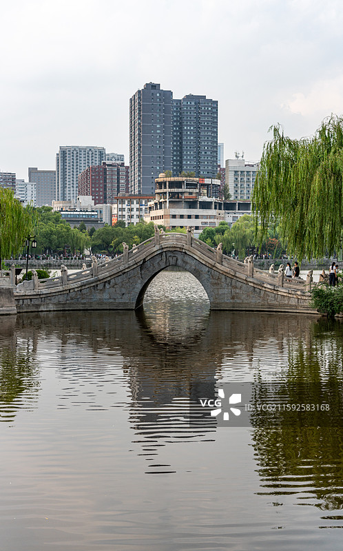山西太原文瀛公园自然风光与城市建筑倒影景观图片素材