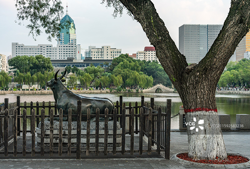 山西太原文瀛公园犀牛塑像与城市建筑景观图片素材