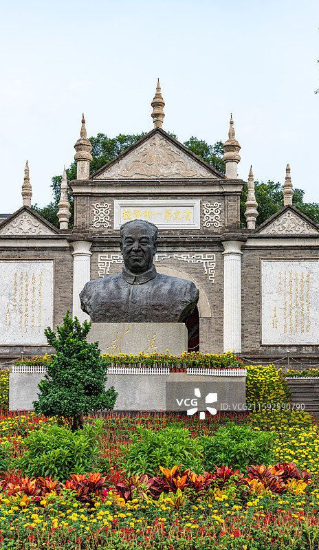 山西太原文瀛公园省立第一中学彭真塑像图片素材