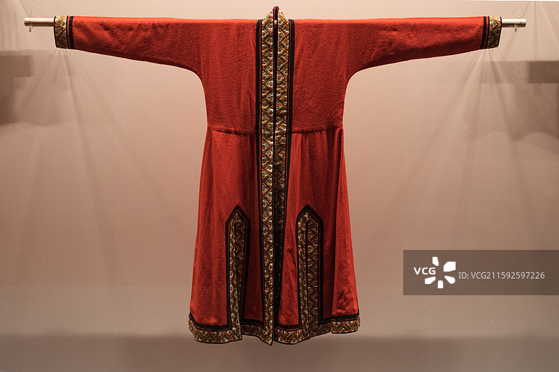 民族服饰柯尔克孜族绣花女袍图片素材