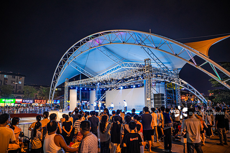 滕州夜生活 龙泉广场 乐队演出图片素材
