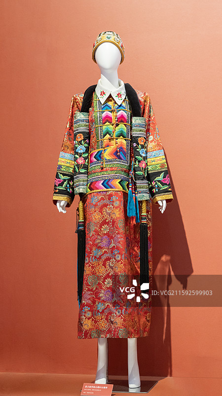 国家工艺美术博物馆-气象万千-中国非遗保护实践主题展-蒙古族传统已婚妇女服饰图片素材