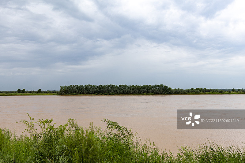 宁夏银川市黄沙古渡的黄沙、白云、绿洲图片素材