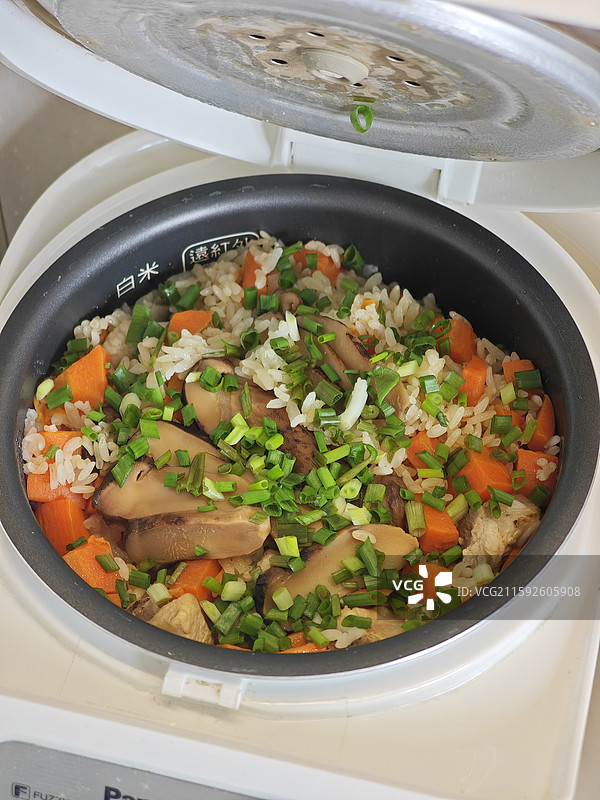 松茸焖饭 两个人的简单午餐 香喷喷的碳水饮食图片素材