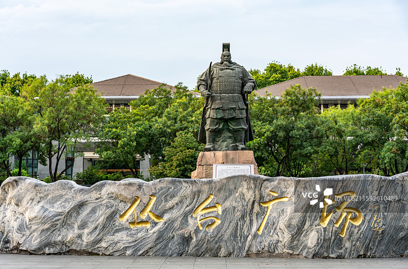 河北邯郸丛台广场赵武灵王塑像图片素材