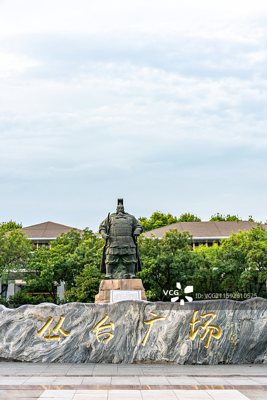河北邯郸丛台广场赵武灵王塑像图片素材