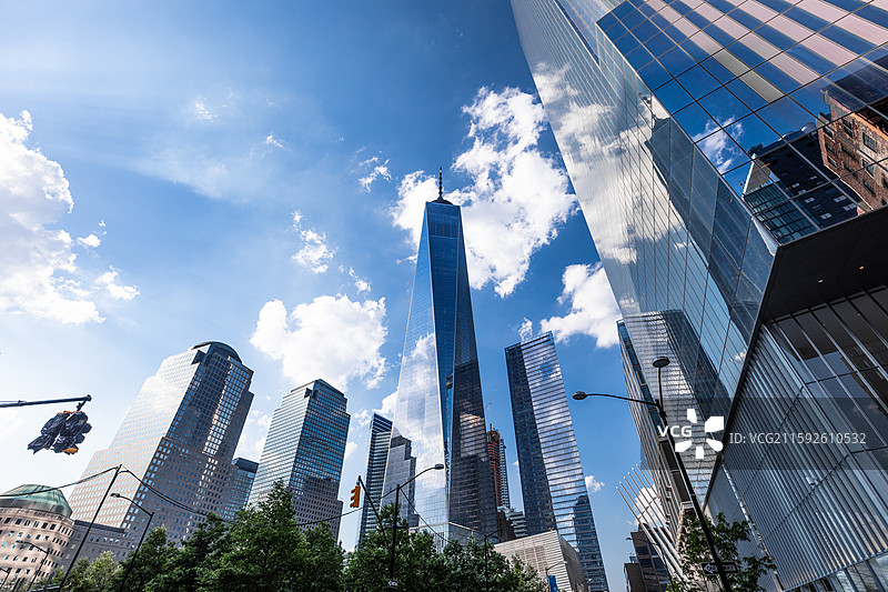晴空下的一号世贸中心天际线，曼哈顿下城建筑摄影图片素材