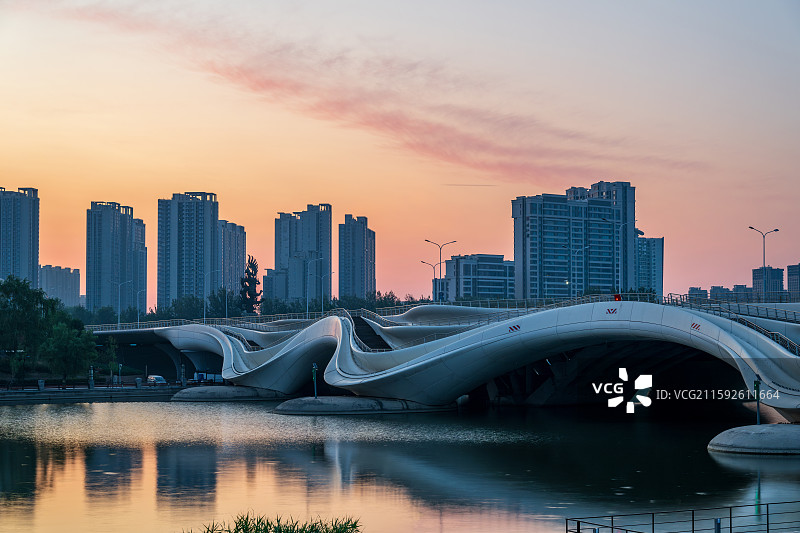 北京市通州区，京杭大运河（北运河）千荷泻露桥清晨的风光，天边映出一抹朝霞。图片素材