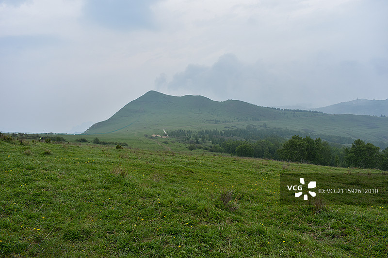 云雾弥漫的北灵山夏季风光图片素材