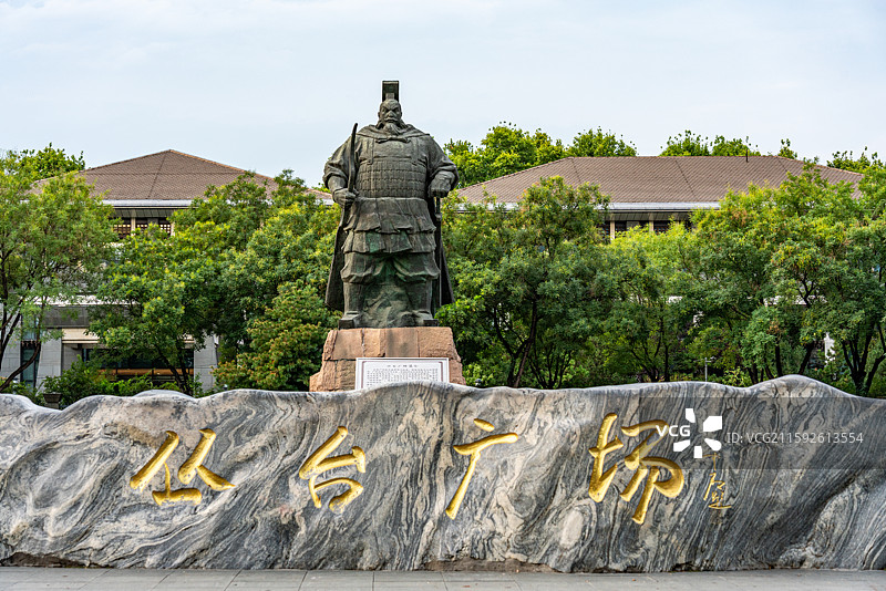 河北邯郸丛台广场赵武灵王塑像图片素材