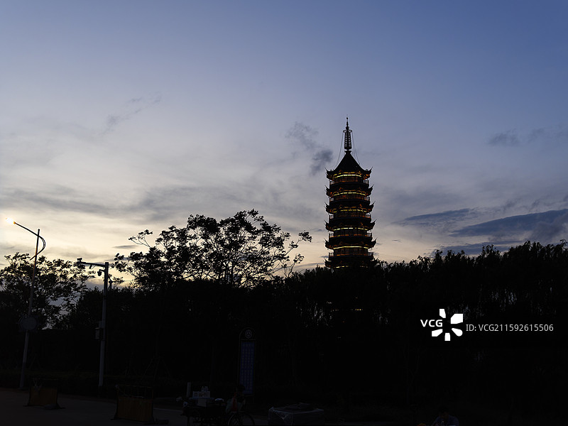 落日余晖下的奉贤渔人码头美景图片素材