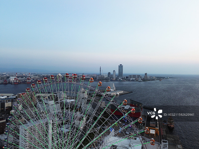 大阪港天保山摩天轮与港口黄昏景观图片素材