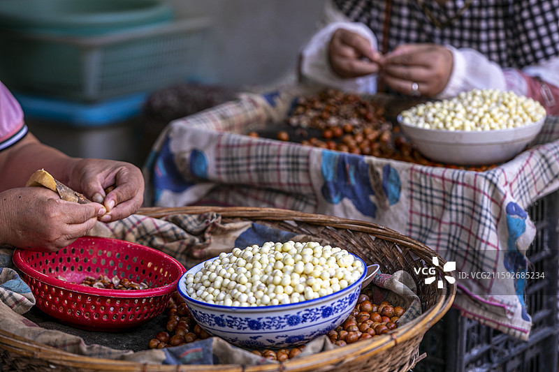 苏州葑门横街江南时令美食鸡头米（芡实）上市热卖图片素材