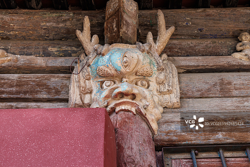山西忻州繁峙县三圣寺明代古建筑地藏殿兽头吞口图片素材