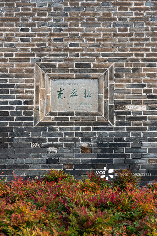 日出朝霞中的山东聊城东昌湖中华水城光岳楼建筑全景图及局部特写镜头图片素材