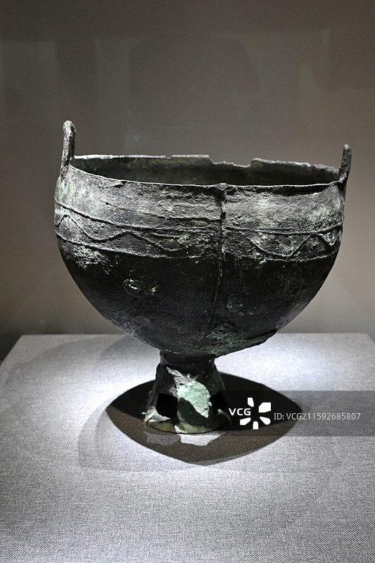 中国北朝文物《双耳圆足青铜鍑》，汉代，呼伦贝尔市扎赉诺尔区圈河墓地出土，内蒙古自治区文物考古研究院藏图片素材