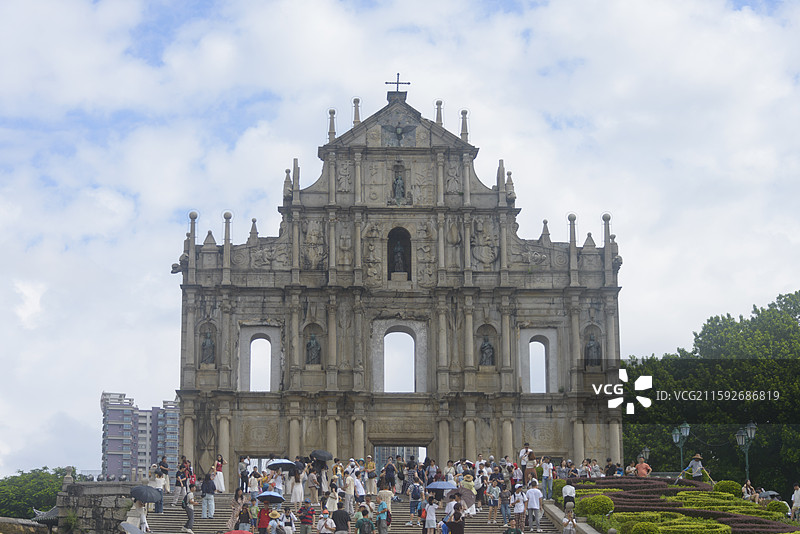 澳门大三巴牌坊建筑全景正面游客打卡图片素材