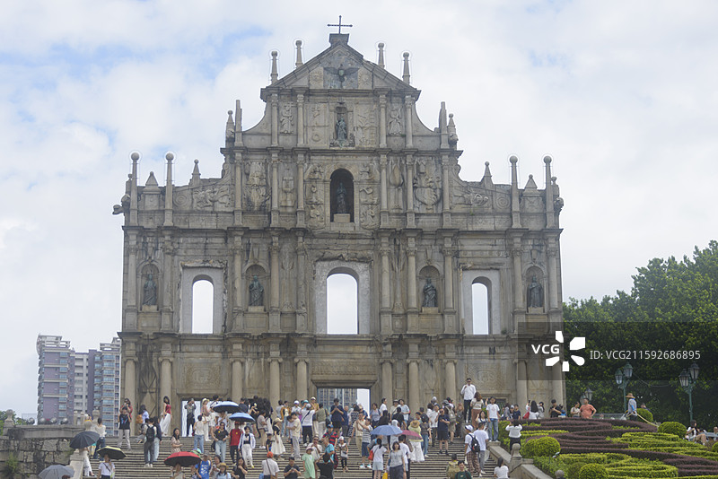 澳门大三巴牌坊建筑全景正面游客打卡图片素材