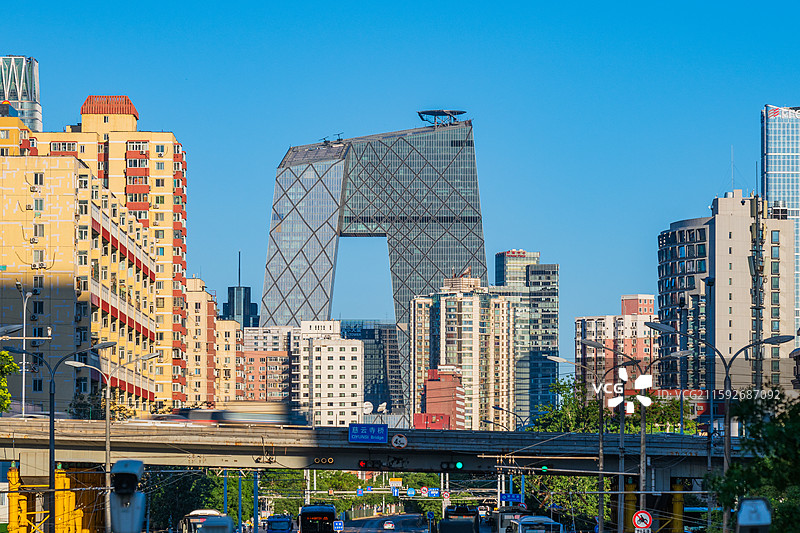 北京地标建筑：光华路的中央电视台大楼（CCTV大楼），前景为朝阳路及慈云寺桥。图片素材