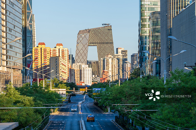 北京地标建筑：光华路的中央电视台大楼（CCTV大楼），前景为朝阳路及慈云寺桥。图片素材