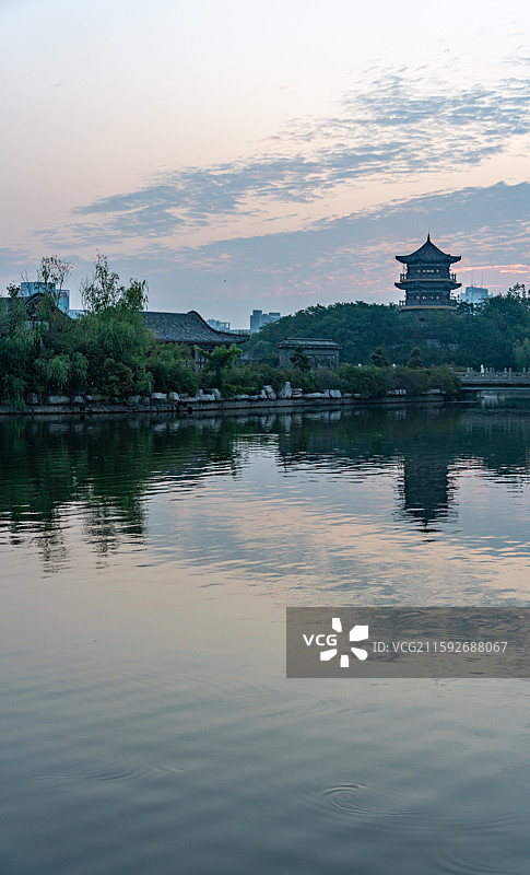 清晨日出中的山东聊城东昌湖建筑倒影景观图片素材