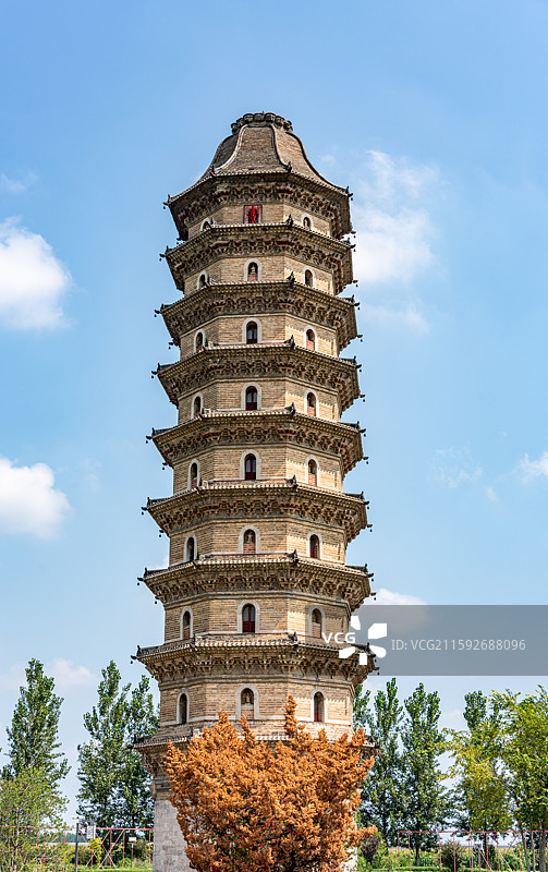 蓝天白云下的京杭运河四大名塔之一山东临清舍利宝塔特写镜头图片素材