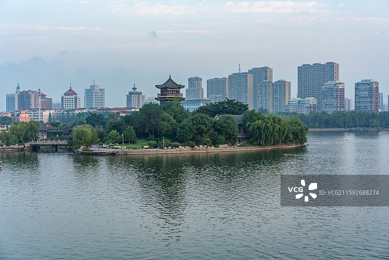 清晨日出中的山东聊城东昌湖建筑倒影景观图片素材