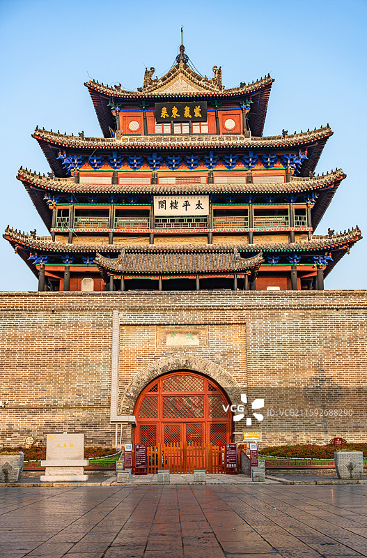 日出朝霞中的山东聊城东昌湖中华水城光岳楼建筑全景图及局部特写镜头图片素材