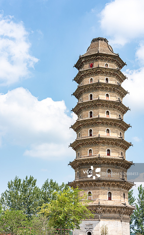 航拍视角高视角下蓝天白云背景下的山东聊城临清运河宝塔舍利宝塔建筑特写镜头图片素材