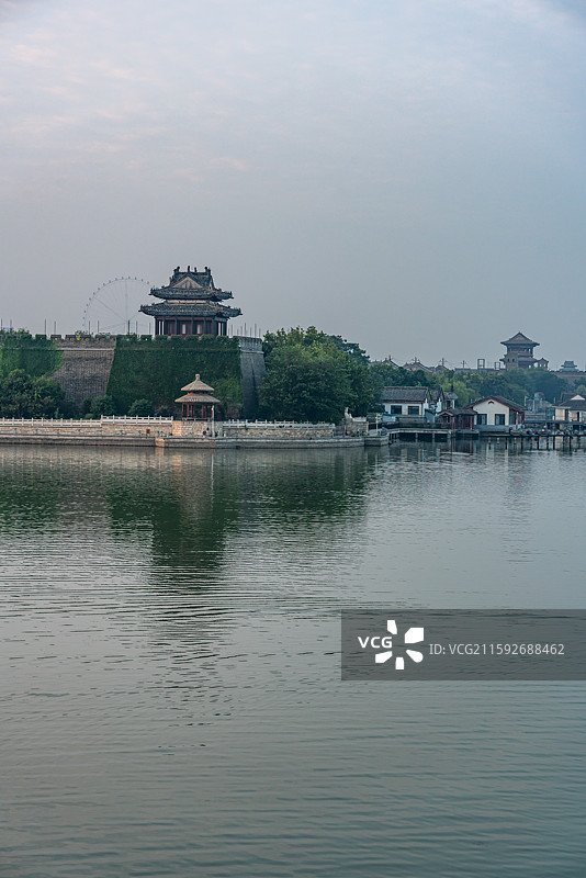 清晨日出中的山东聊城东昌湖建筑倒影景观图片素材