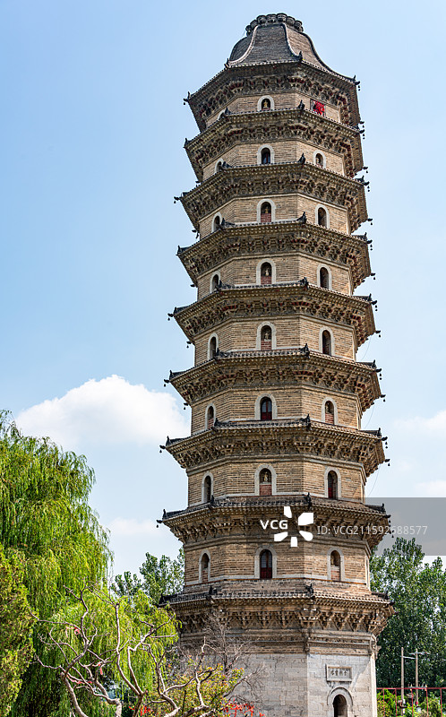 蓝天白云下的京杭运河四大名塔之一山东临清舍利宝塔特写镜头图片素材