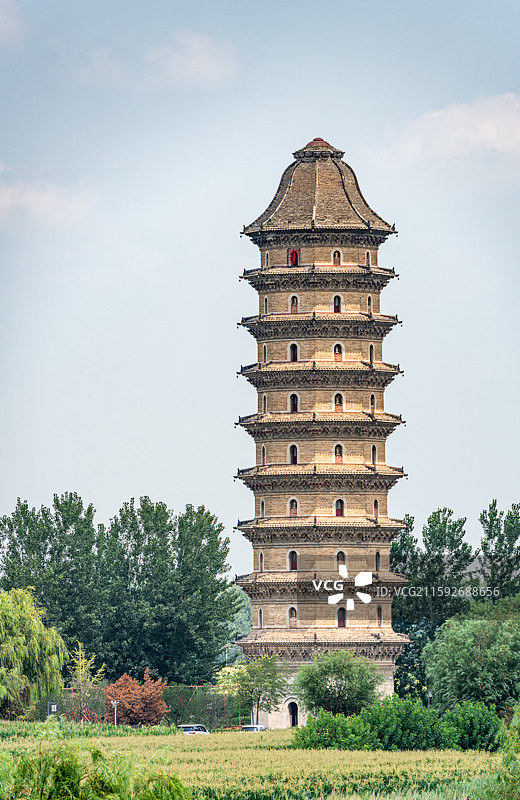 航拍视角高视角下蓝天白云背景下的山东聊城临清运河宝塔舍利宝塔建筑特写镜头图片素材