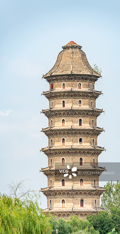 航拍视角高视角下蓝天白云背景下的山东聊城临清运河宝塔舍利宝塔建筑特写镜头图片素材