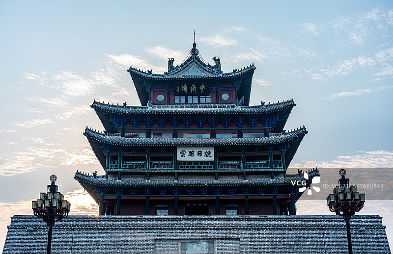 日出朝霞中的山东聊城东昌湖中华水城光岳楼建筑全景图及局部特写镜头图片素材