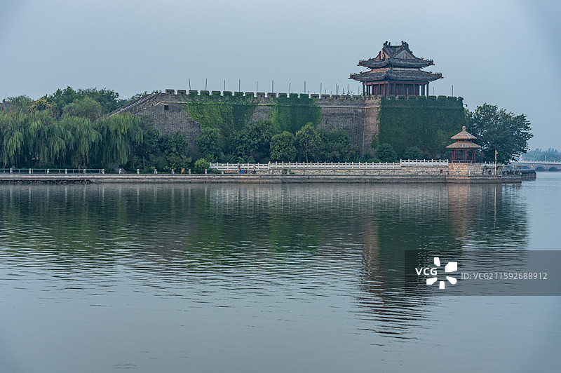 清晨日出中的山东聊城东昌湖建筑倒影景观图片素材